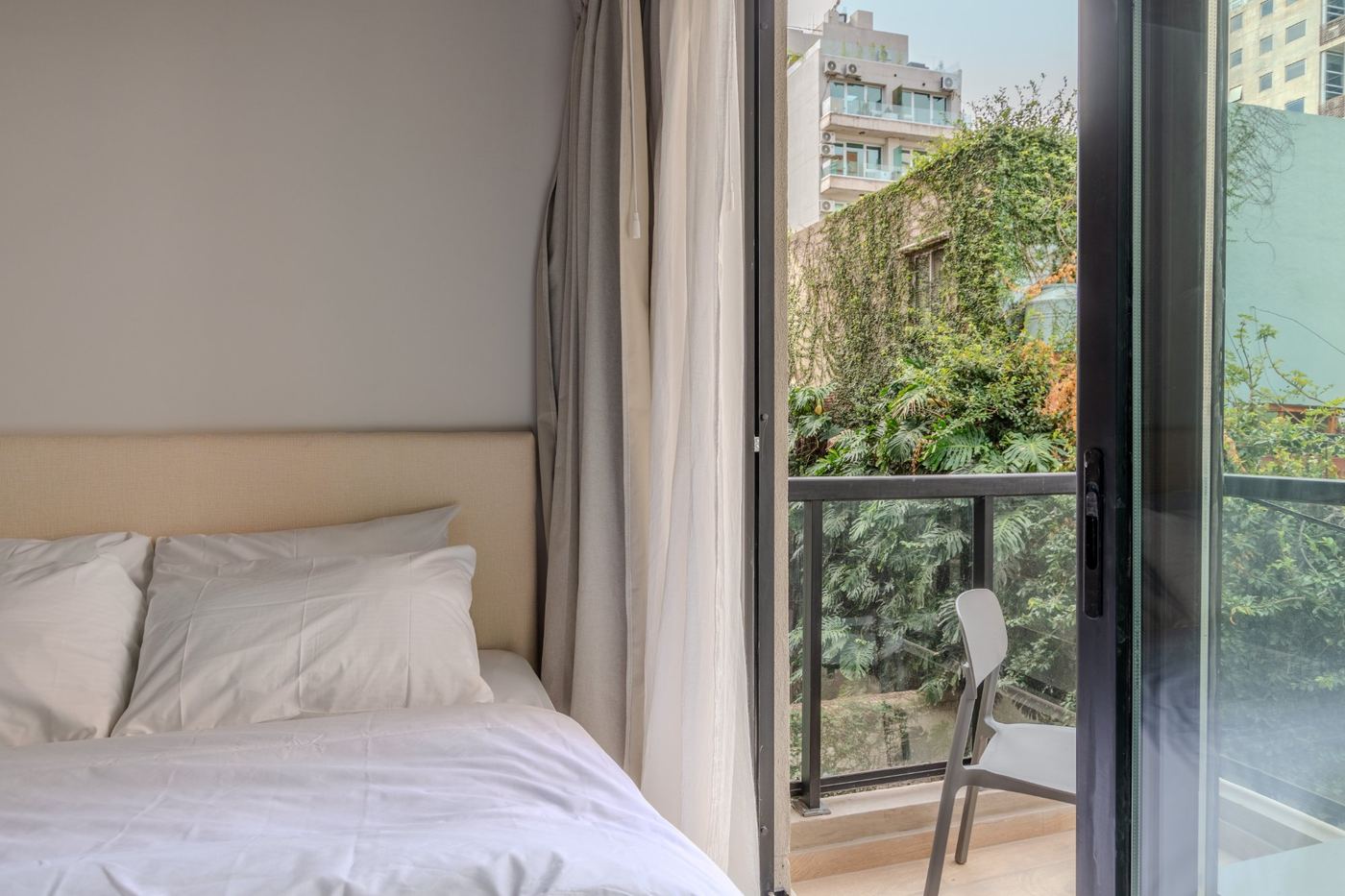 Dormitorio con vista a jardín